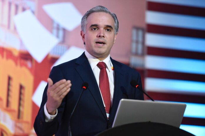 Luis Miguel De Camps corrige datos sobre el salario mínimo en República Dominicana