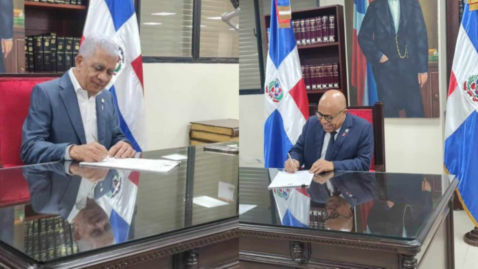 Presidente y vicepresidente de la Asamblea Nacional firman el documento de la nueva Constitución