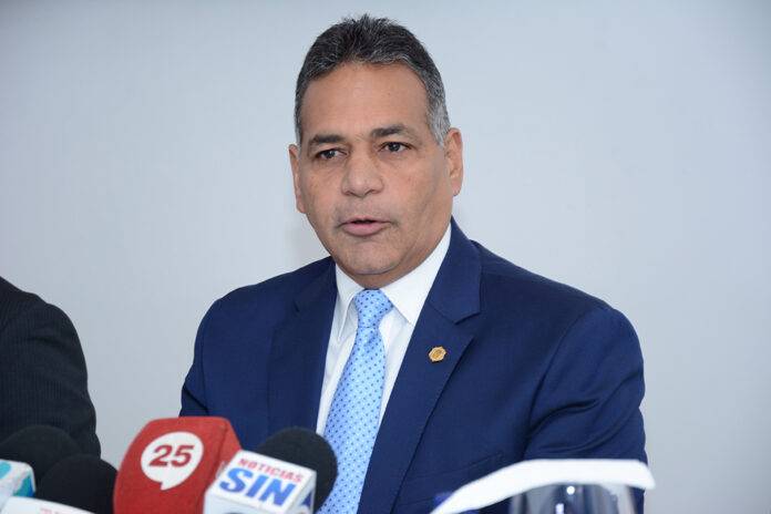 Exministro de Defensa favoreció a empresa implicada en Operación Camaleón