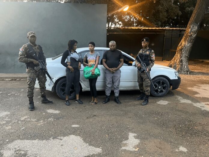 Detienen a capitán de la Policía Nacional transportando a dos indocumentados en Mao