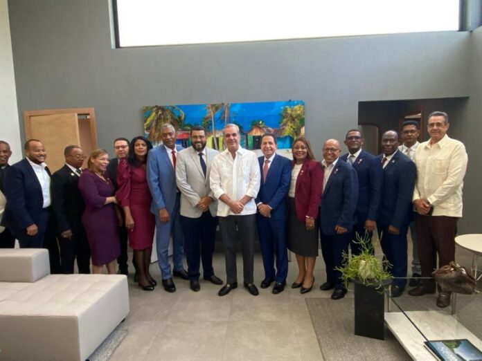 Abinader acuerda exonerar a iglesias cristianas de impuestos en la reforma fiscal tras reunión con líderes religiosos