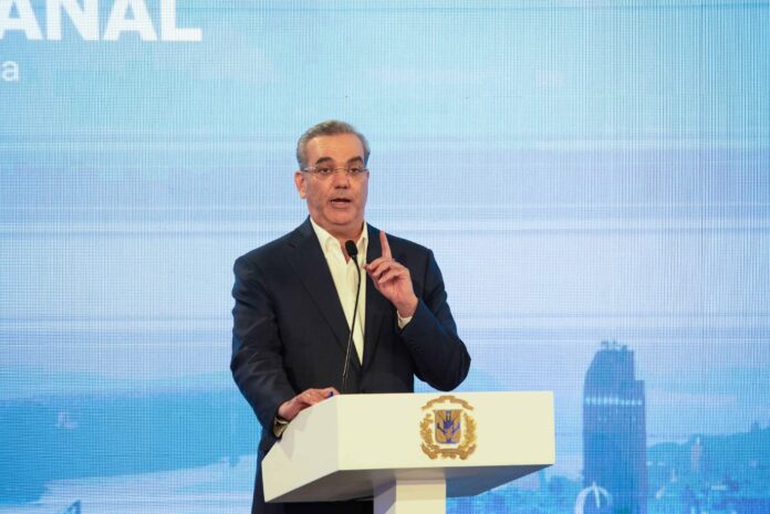 Abinader critica falta de inversión en saneamiento y anuncia plan para zonas turísticas