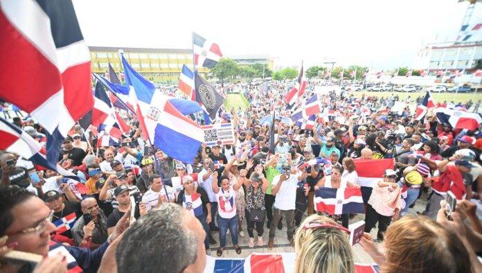 Manifestación en la Plaza de la Bandera exige control migratorio y defensa de la soberanía