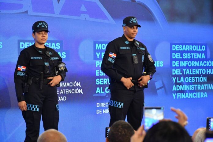 Abinader presenta nuevo uniforme de la PN con lema «Proteger y Servir» y código QR para mayor transparencia