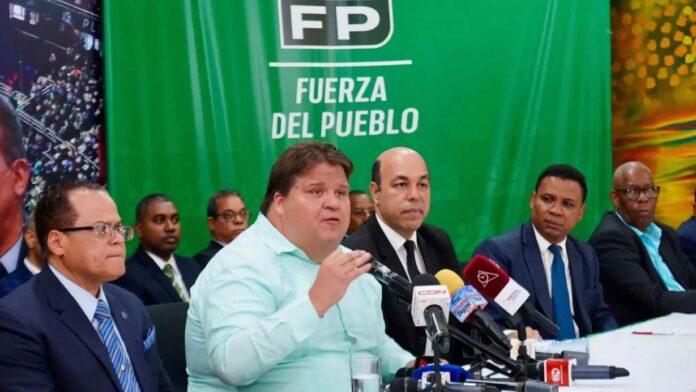 Fuerza del Pueblo Cuestiona Legalidad del Nombramiento de Carlos Pimentel en Alianzas Público-Privadas