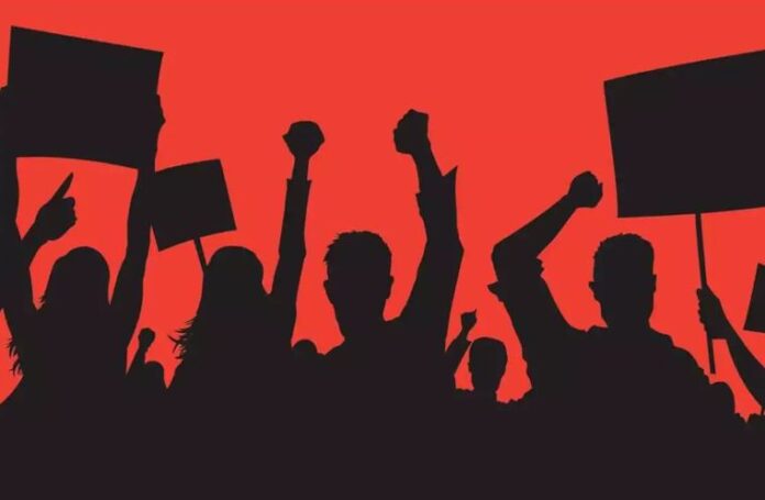 Proyecto de reforma laboral plantea que empleados pueden ser despedidos por huelgas, accidentes laborales, enfermedades o decisión de autoridades sanitarias