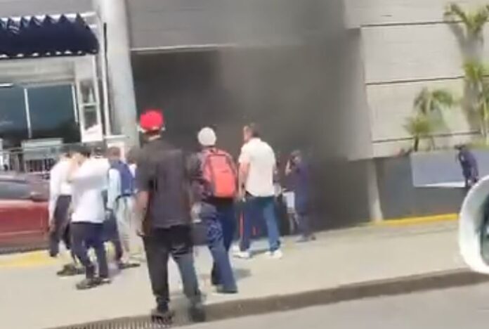Evacuación en Blue Mall por aparente corto circuito en escalera eléctrica