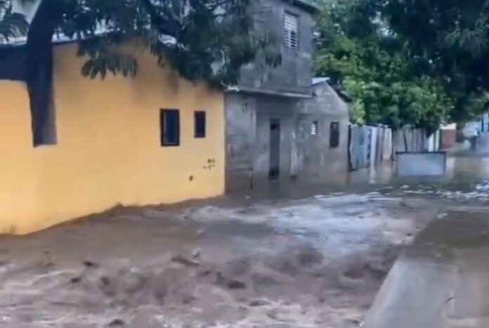 Intensas lluvias inundan calles de Santiago y generan caos en la ciudad