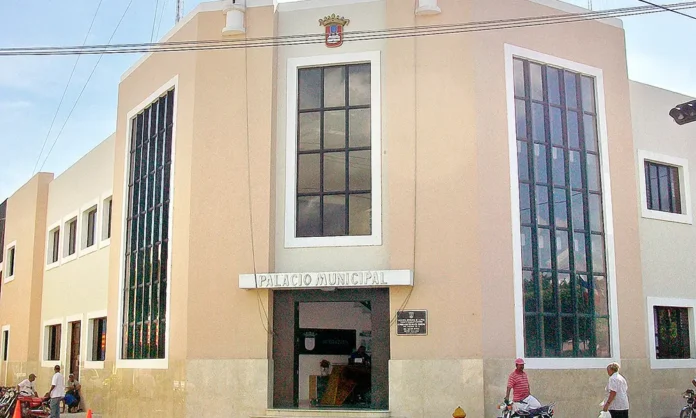 Oposición exige nuevas elecciones en La Vega tras renuncias de alcalde y vicealcaldesa