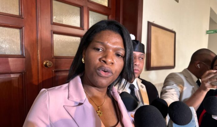 Condenan a Elizabeth Silverio a 7 años de prisión por usar títulos falsos y causar daño a pacientes