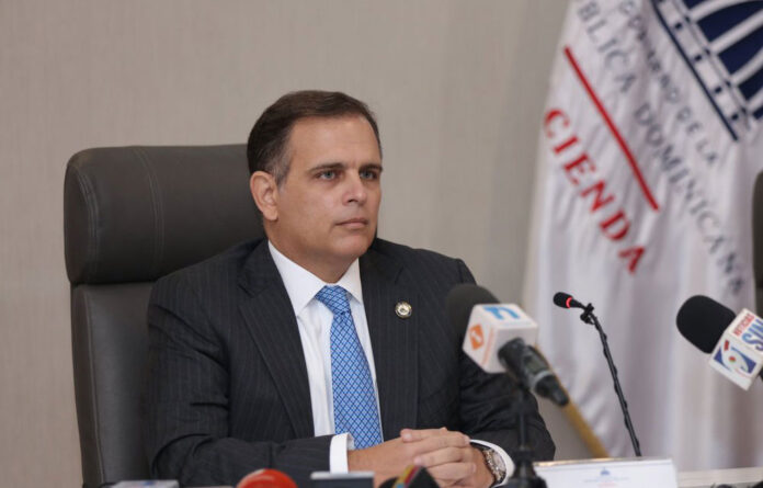 Reforma fiscal propone aumentar programa Aliméntate de RD$1,650 pesos a RD$2,000 pesos