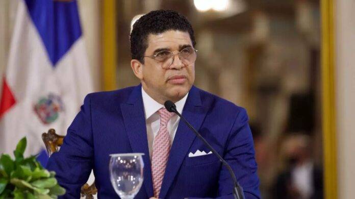 Alcalde de Santo Domingo Este responde a críticas sobre falta de limpieza en cementerio Cristo Salvador