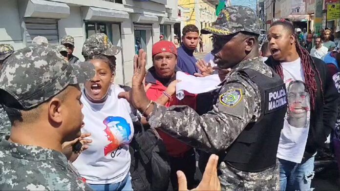 Protesta en Moca contra altos costos de electricidad y constantes apagones