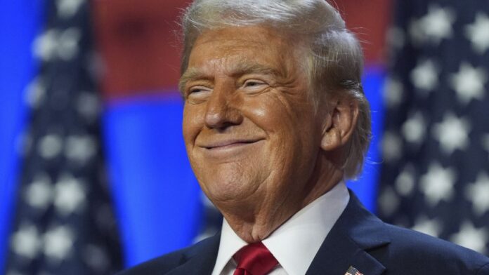 Donald Trump celebra retiro de cargos por asalto al Capitolio y documentos clasificados