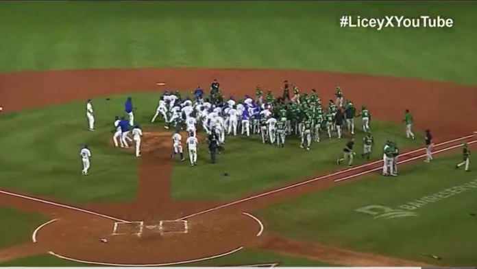 Pelea entre Tigres y Estrellas suspende juego por 40 minutos y deja varias expulsiones