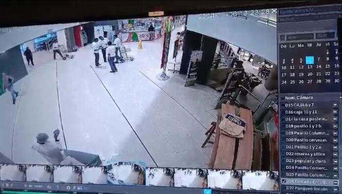 Cámaras captan instante en que vehículo se estrella en el segundo piso de supermercado en la 27 de Febrero
