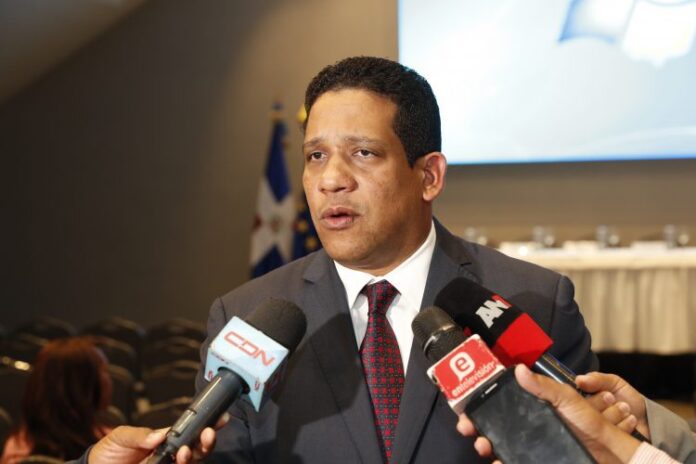 Carlos Pimentel defiende compra de chacabanas por RD$18 millones para Cumbre de las Américas