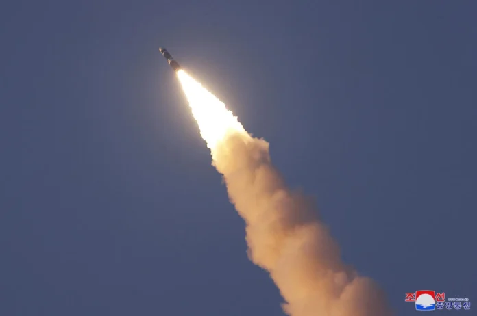 Corea del Norte dispara un misil balístico hacia el mar de Japón