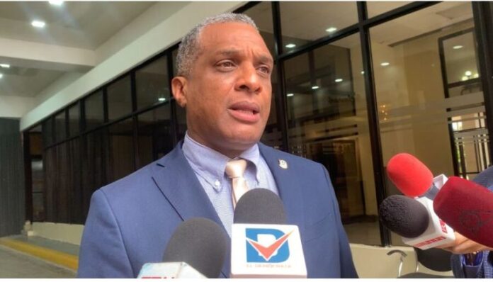 Diputado propone eliminar el “barrilito” a senadores como medida de austeridad