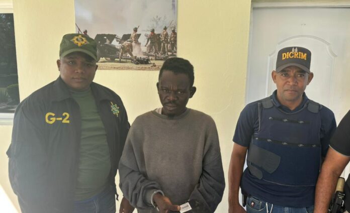 Detienen a hombre haitiano por agresión al personal médico del hospital Darío Contreras; buscan a su pareja