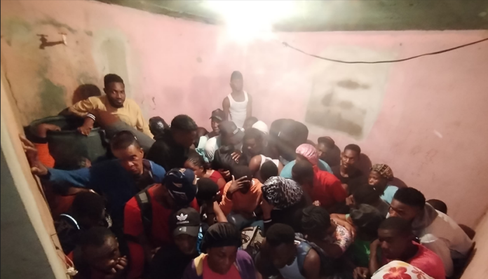Ejército y Migración realizan intervención en un hotel de Montecristi, donde hallan a 83 haitianos indocumentados