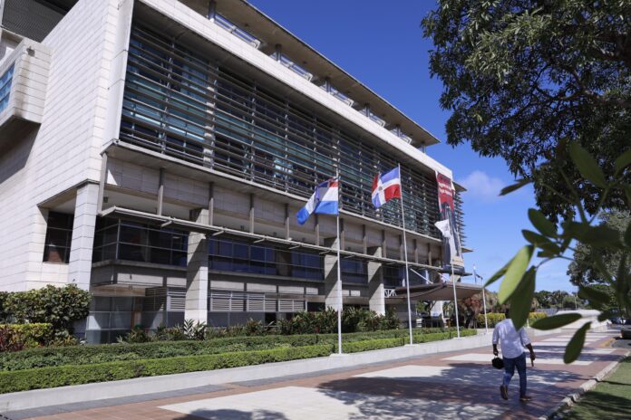 Confiscan más de 3,200 millones de pesos relacionados con casos de corrupción en beneficio del Estado