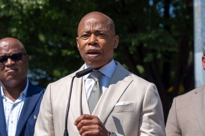 Alcalde de Nueva York, Eric Adams, reafirma apoyo a migrantes y comunidad LGBTQ+ tras victoria de Trump