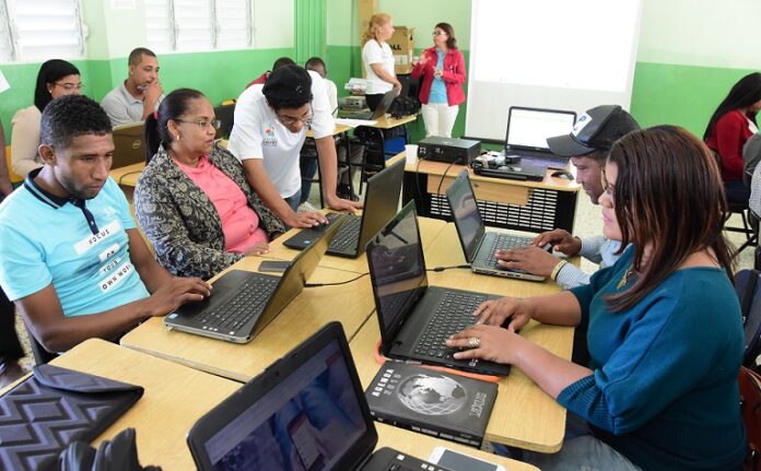Evaluación nacional docente iniciará en enero: más de 120 mil maestros serán evaluados