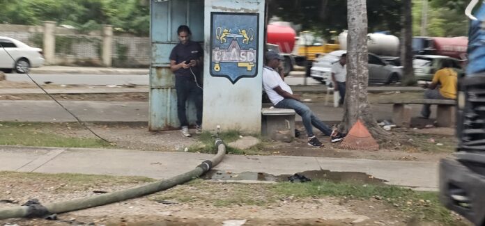 Camiones comerciales abastecen agua en toma de la CAASD, mientras barrios reportan escasez