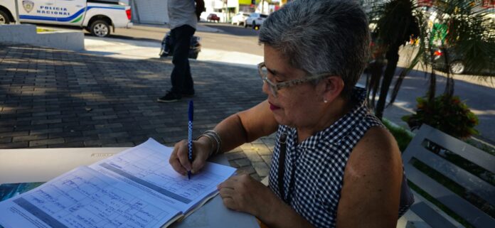 Puerto Plata firmando para eliminar financiamiento público a partidos políticos