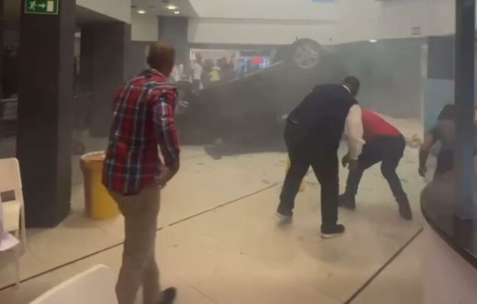Conductor pierde control y vehículo cae desde parqueo al interior del supermercado en la avenida 27 de Febrero