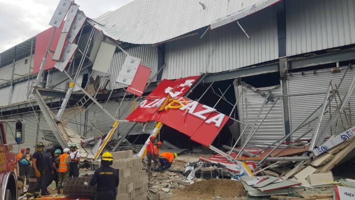 La construcción de la plaza comercial colapsada en Santiago había sido detenida por las autoridades
