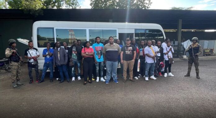 Ejército dominicano remite al Ministerio Público a 206 personas por tráfico de indocumentados