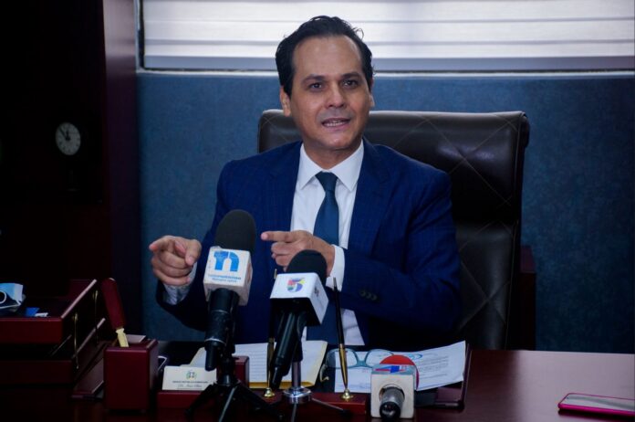 Exsenador Iván Silva cuestiona administración de Aerodom y critica altos impuestos en aeropuertos dominicanos