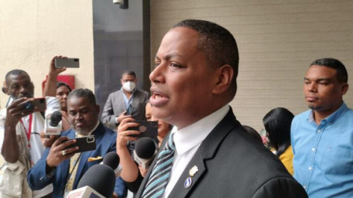 Bolívar Valera admite falta de consulta clave en propuesta de autorregulación de redes sociales