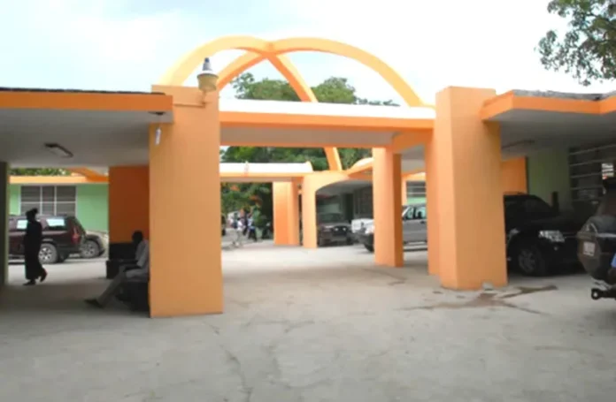 La banda de «Barbecue» prende fuego al hospital Bernard Mevs en Haití