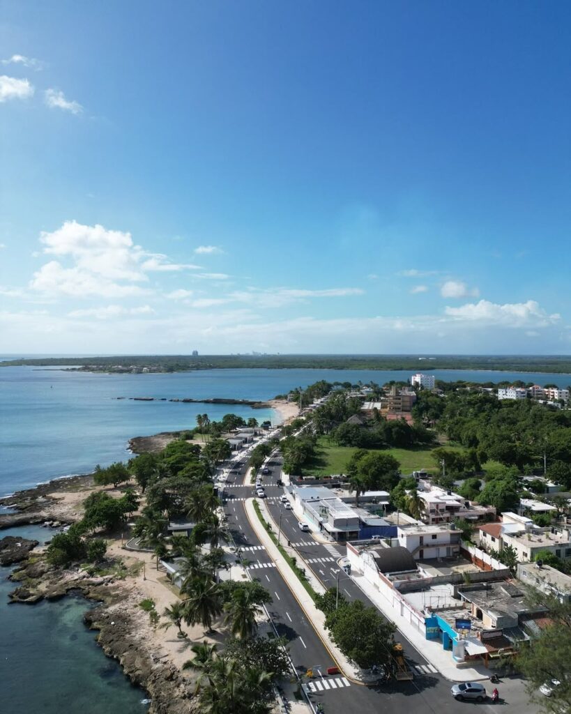 LaRepublicaLD El presidente Luis Abinader y el ministro de Turismo David Collado entregaron este sabado el remodelado malecon de San Pedro de Macoris reconstruido a un costo RD290529675.32.De ac 1