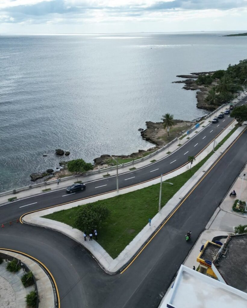 LaRepublicaLD El presidente Luis Abinader y el ministro de Turismo David Collado entregaron este sabado el remodelado malecon de San Pedro de Macoris reconstruido a un costo RD290529675.32.De ac