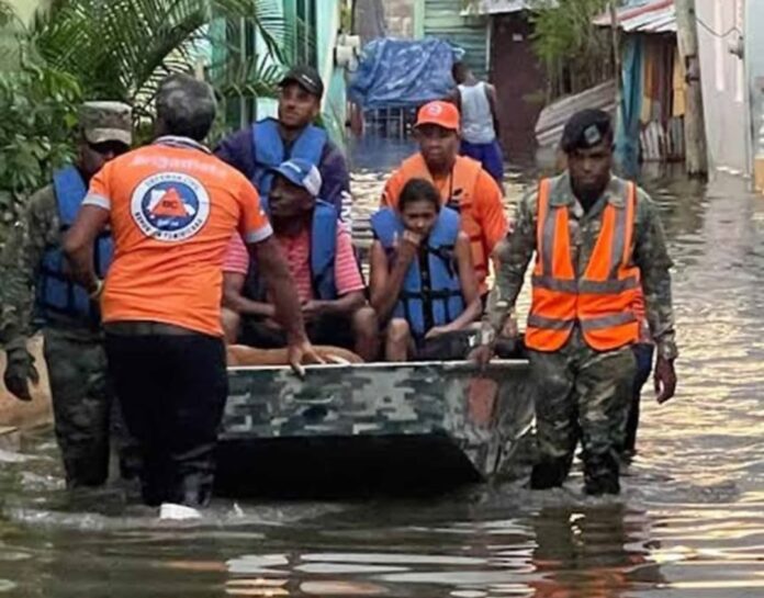 Decenas de familias continúan atrapadas en sus hogares por inundaciones en Puerto Plata, Ciénaga y Laguna