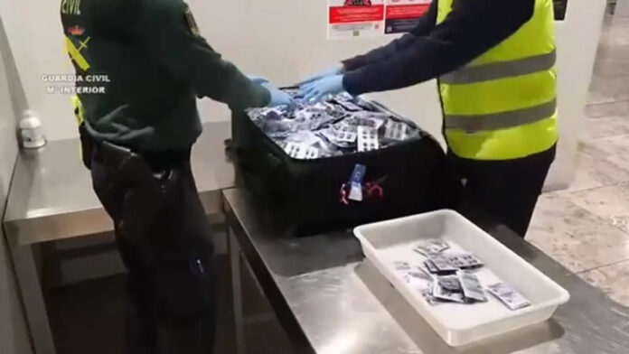 Detenida en Alicante una Pasajera Procedente de República Dominicana con Casi 20,000 Pastillas para Disfunción Eréctil