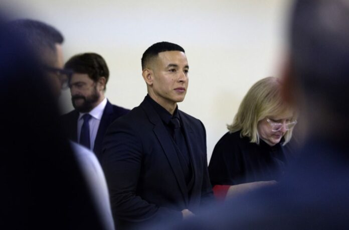 Daddy Yankee expresa sentirse «traicionado» tras audiencia judicial por disputa con su esposa