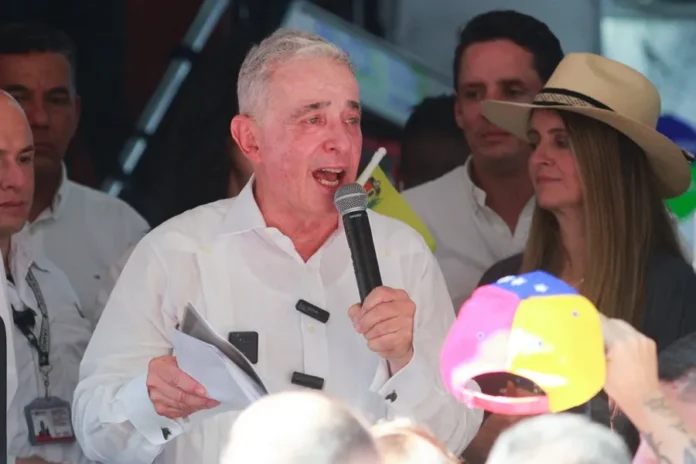 Álvaro Uribe pide intervención internacional avalada por la ONU para desalojar a Nicolás Maduro