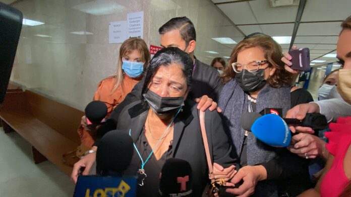 Madre de Justin Santos se desmaya tras sentencia de arresto domiciliario para la responsable del accidente fatal de su hijo