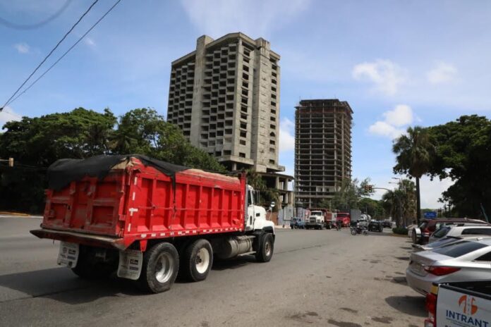 Prohíben circulación de camiones pesados en el Malecón de Santo Domingo para prevenir accidentes
