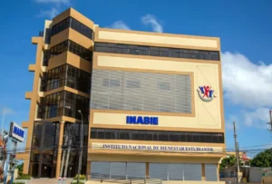 Fundación DDHH solicita investigar a INABIE por supuesta sobrevaloración en compras de gomitas multivitamínicas