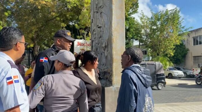 Arrestan a madre que lanzó osamenta en la fiscalía de Higüey en reclamo de justicia