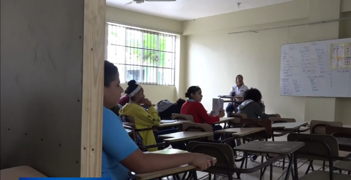 Estudiantes de Tenares reciben clases en funeraria por retraso escolar