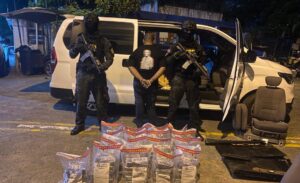 Detienen a hombre con 100 paquetes de presunta cocaína en minibús interceptado en la carretera Mella