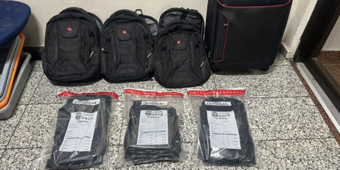 Mujer detenida en el AILA con 11 laminas de presunta cocaína, con destino a España