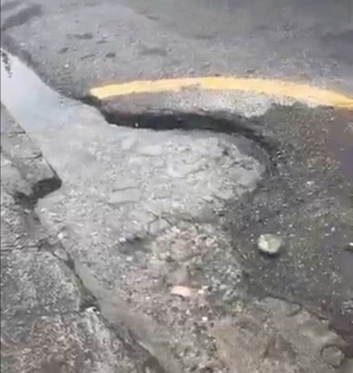 Denuncian Fuga de agua en Gustavo Mejía Ricart indigna a residentes de Naco